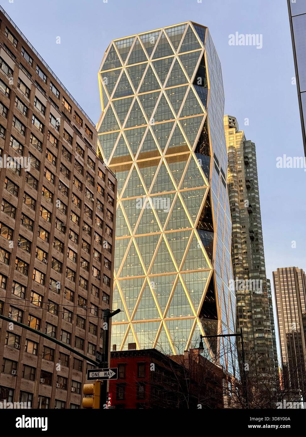 Reflektierendes Gebäude in New York City bei Sonnenuntergang, Blick auf die Straße - Smartphone-aufgenommenes Stockfoto