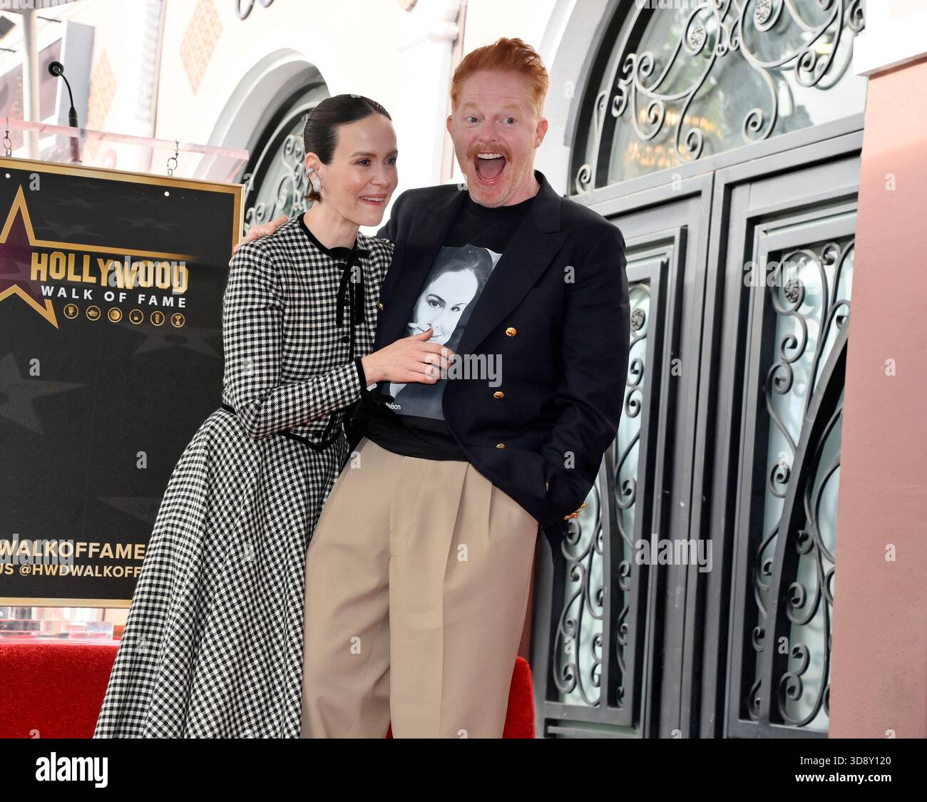 Los Angeles, Usa. Dezember 2025. Schauspielerin Sarah Paulson (L) wird von Jesse Tyler Ferguson während einer Enthüllungszeremonie begleitet, die sie am Dienstag, den 2. Dezember 2025 mit dem 2.829. Star auf dem Hollywood Walk of Fame in Los Angeles ehrt. Foto: Jim Ruymen/UPI Credit: UPI/Alamy Live News Stockfoto