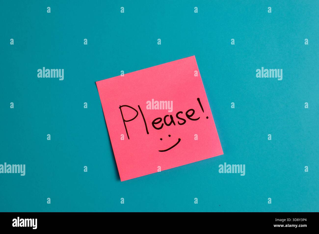 Handgeschriebene Notiz auf rotem Hintergrund liest mit einem lächelnden Gesicht symbolischer Ausdruck von Zuneigung und emotionaler Wärme. Stockfoto
