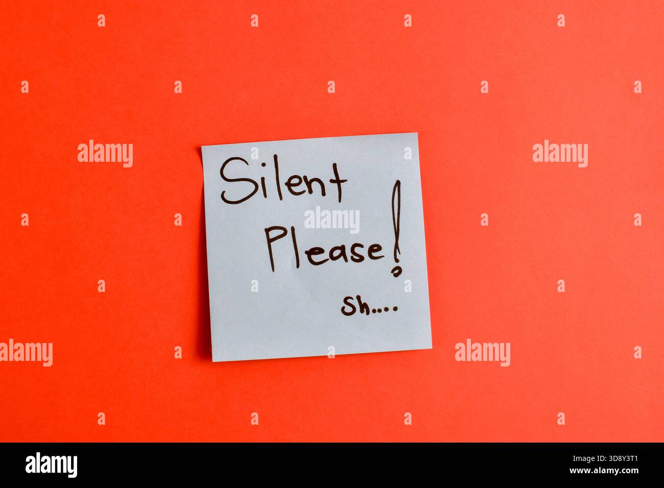 Handgeschriebene Notiz auf rotem Hintergrund liest mit einem lächelnden Gesicht symbolischer Ausdruck von Zuneigung und emotionaler Wärme. Stockfoto