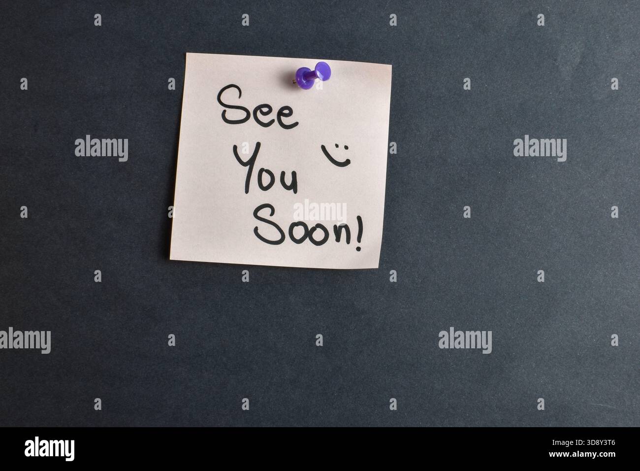Handgeschriebene Notiz auf rotem Hintergrund liest mit einem lächelnden Gesicht symbolischer Ausdruck von Zuneigung und emotionaler Wärme. Stockfoto