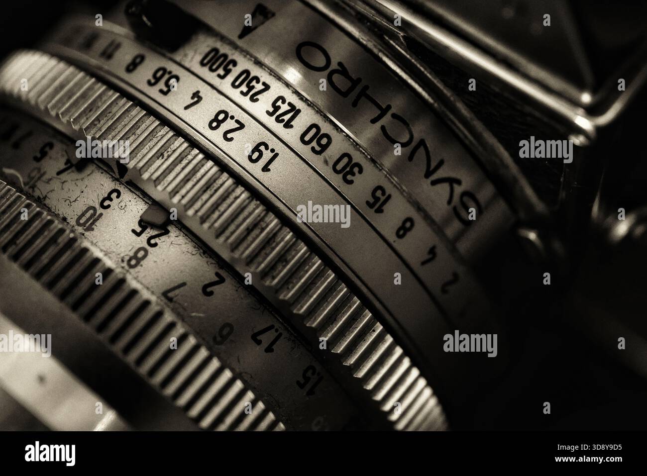 Detailbild der Objektivmarkierungen einer Vintage Kodak Reflex Retina II Kamera in Sepia-Ton Stockfoto