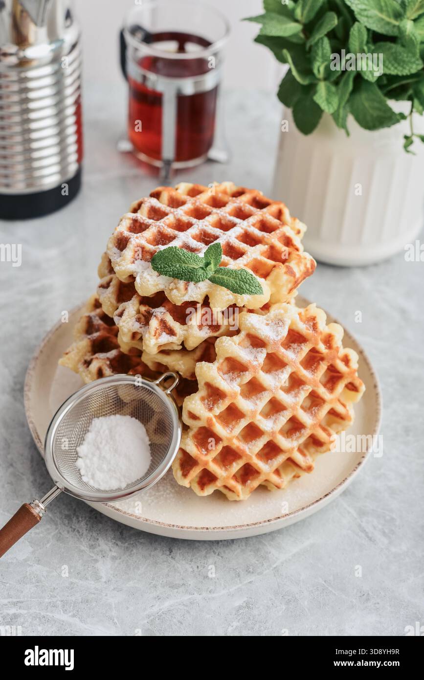 Stapel frischer hausgemachter Waffeln auf einem Teller auf hellem Hintergrund Stockfoto