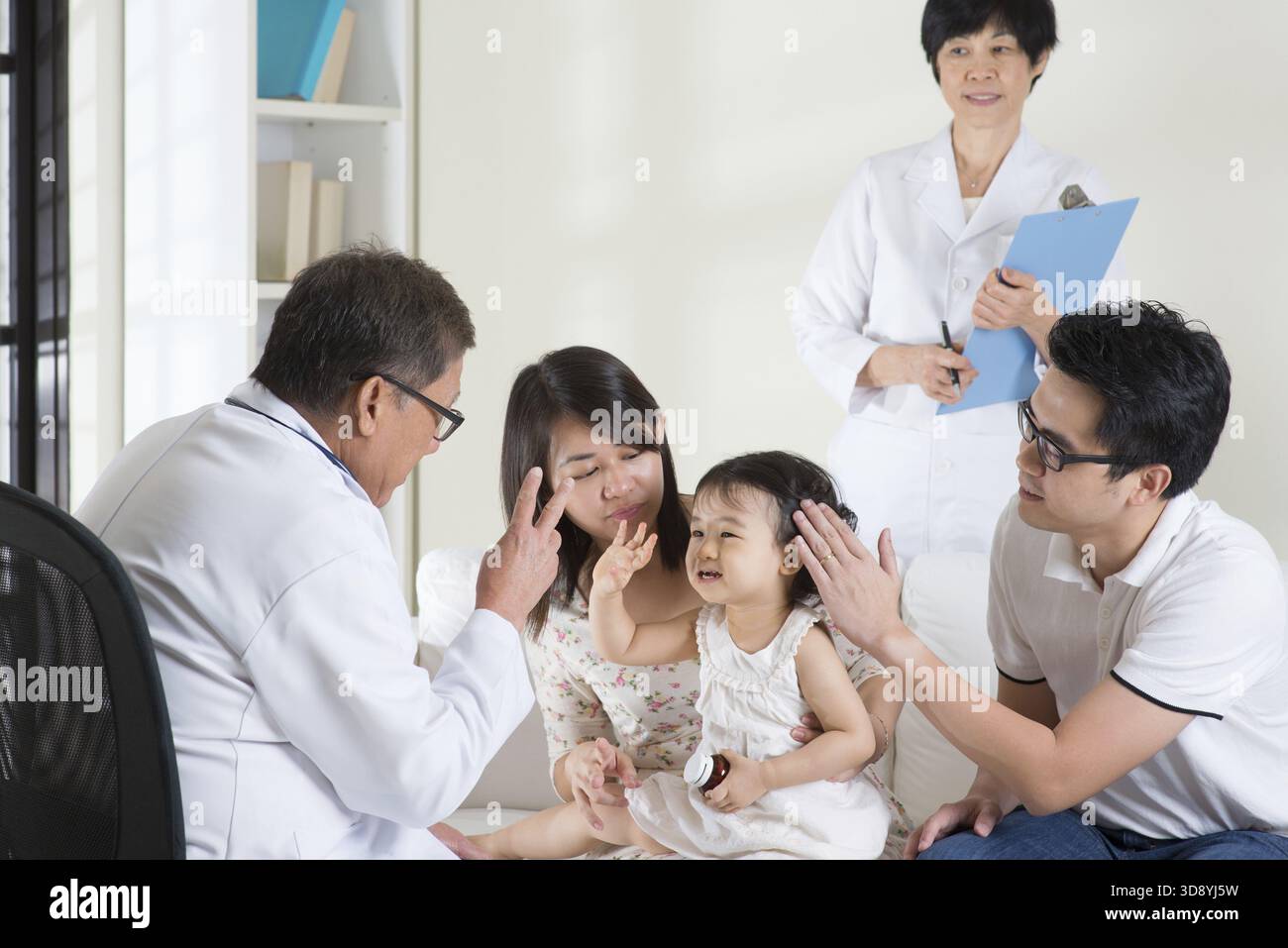 Familienberatung Kinderarzt. Arzt- und Patientengesundheitskonzept Stockfoto