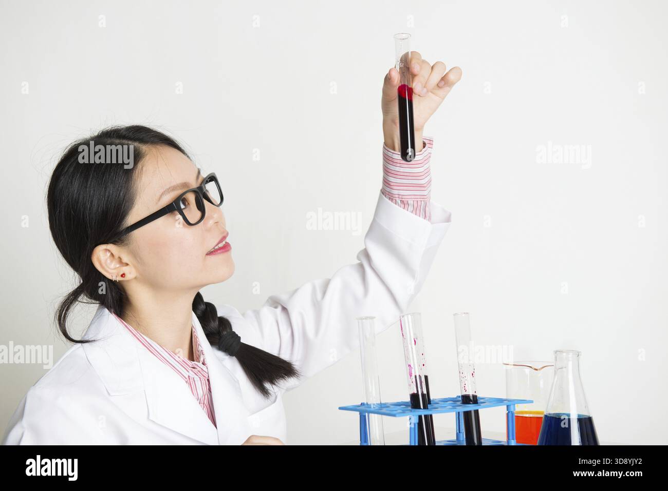 Porträt junger Wissenschaftlerinnen, die im Labor Experimente mit Chemieflüssigkeit machen Stockfoto