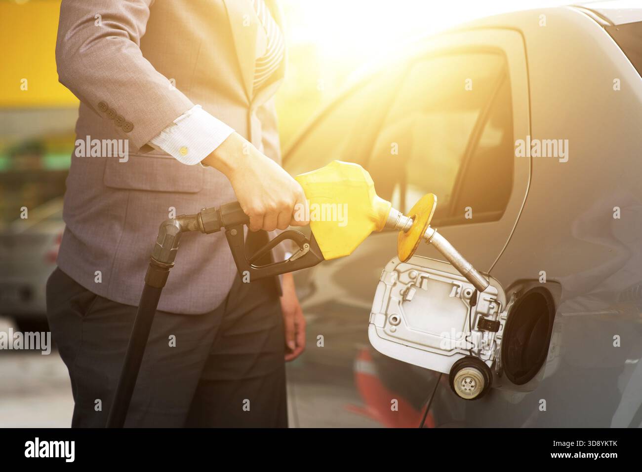 Tanken von Gas. Nahaufnahme der Hand des Menschen, die Düse hält und Benzinkraftstoff in das Auto pumpt an der Tankstelle Stockfoto