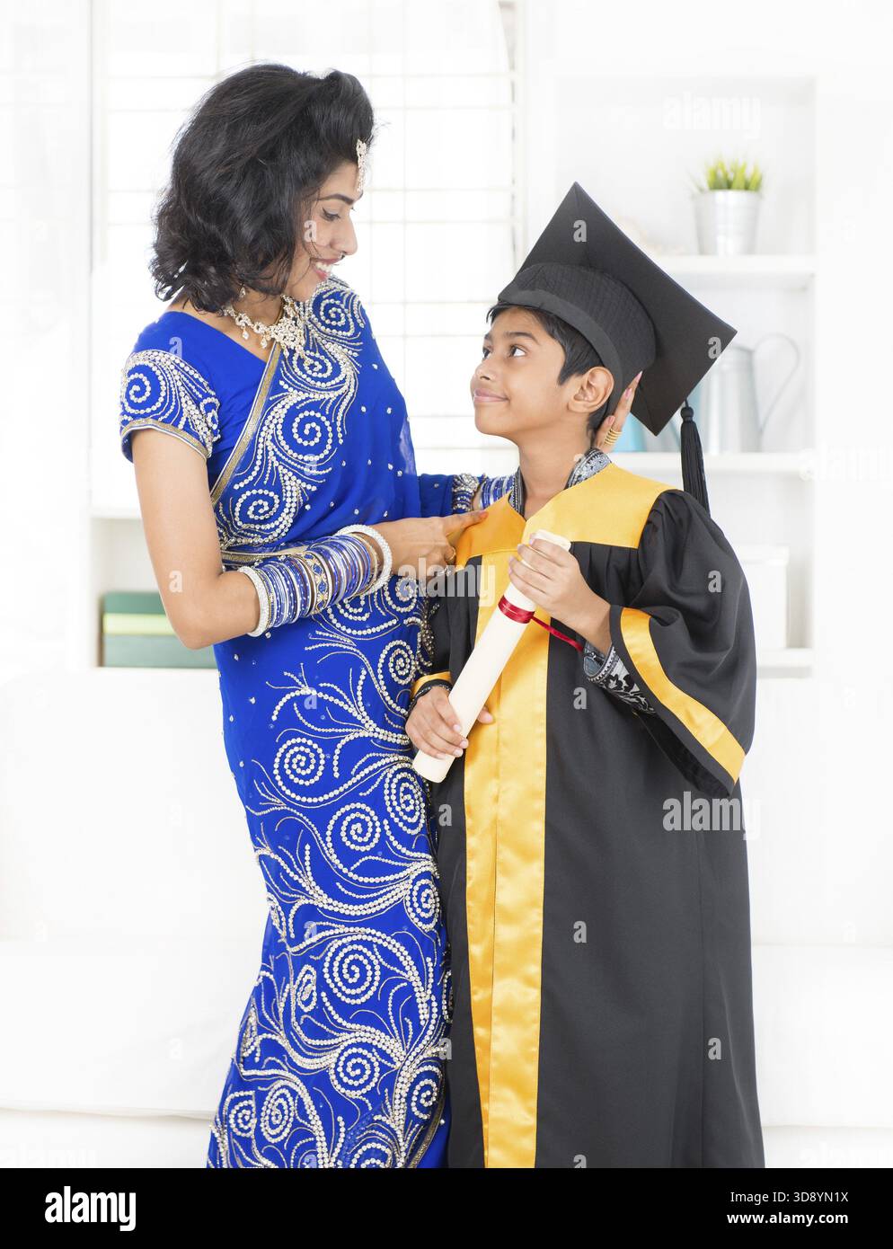 Kindergartenabschluss. Asiatische Familie, indische Mutter und Sohn am Tag des guten Abschlusses Stockfoto
