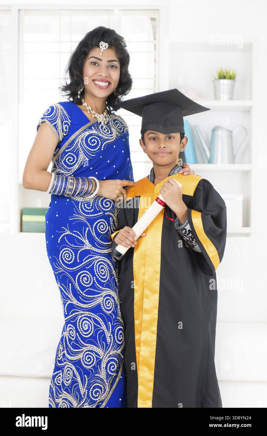 Kindergartenabschluss. Asiatische Indianerfamilie, Mutter und Sohn am Tag des freundlichen Abschlusses Stockfoto