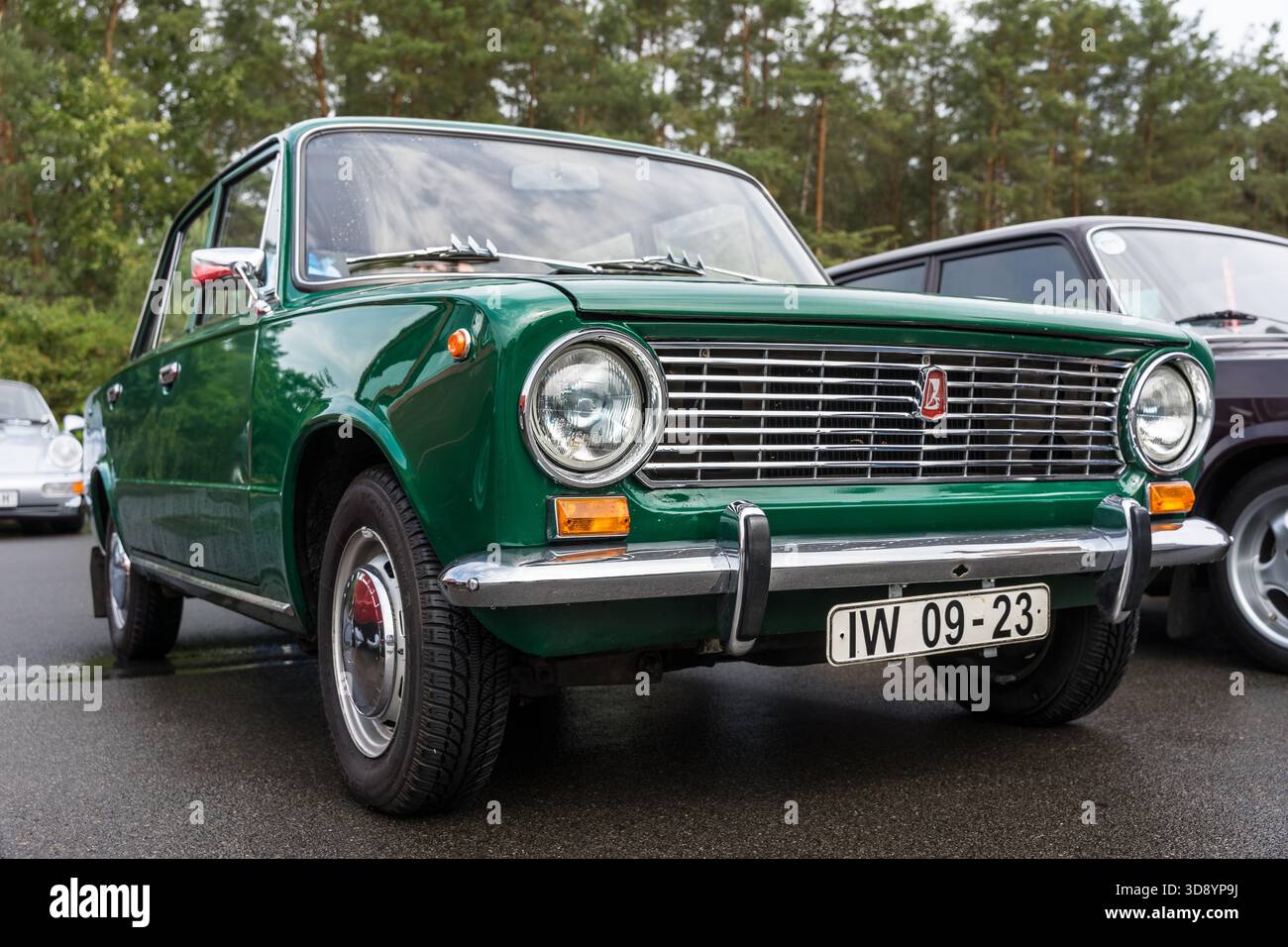 LINTHE, DEUTSCHLAND - 08. JUNI 2025: Die kompakte 4-türige VAZ 2101 Schiguli Classic sowjetische Limousine in grüner Farbe unter Regen. Die Oldtimer-Show. Stockfoto