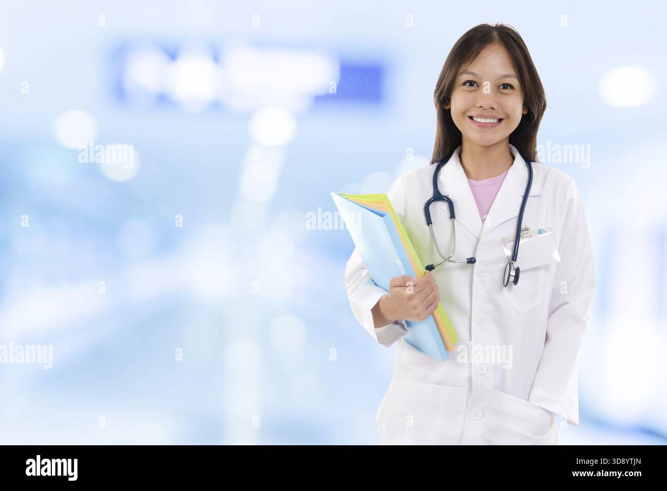Junge Ärztin Frau. Südostasiatischer Medizinstudent auf Krankenhaushintergrund Stockfoto