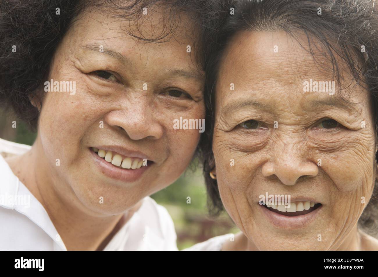 Porträt der gesunden glücklichen asiatischen Senioren Mutter und Tochter lachen im Outdoor-Naturpark, Morgen schöne Sonnenlicht Hintergrund Stockfoto