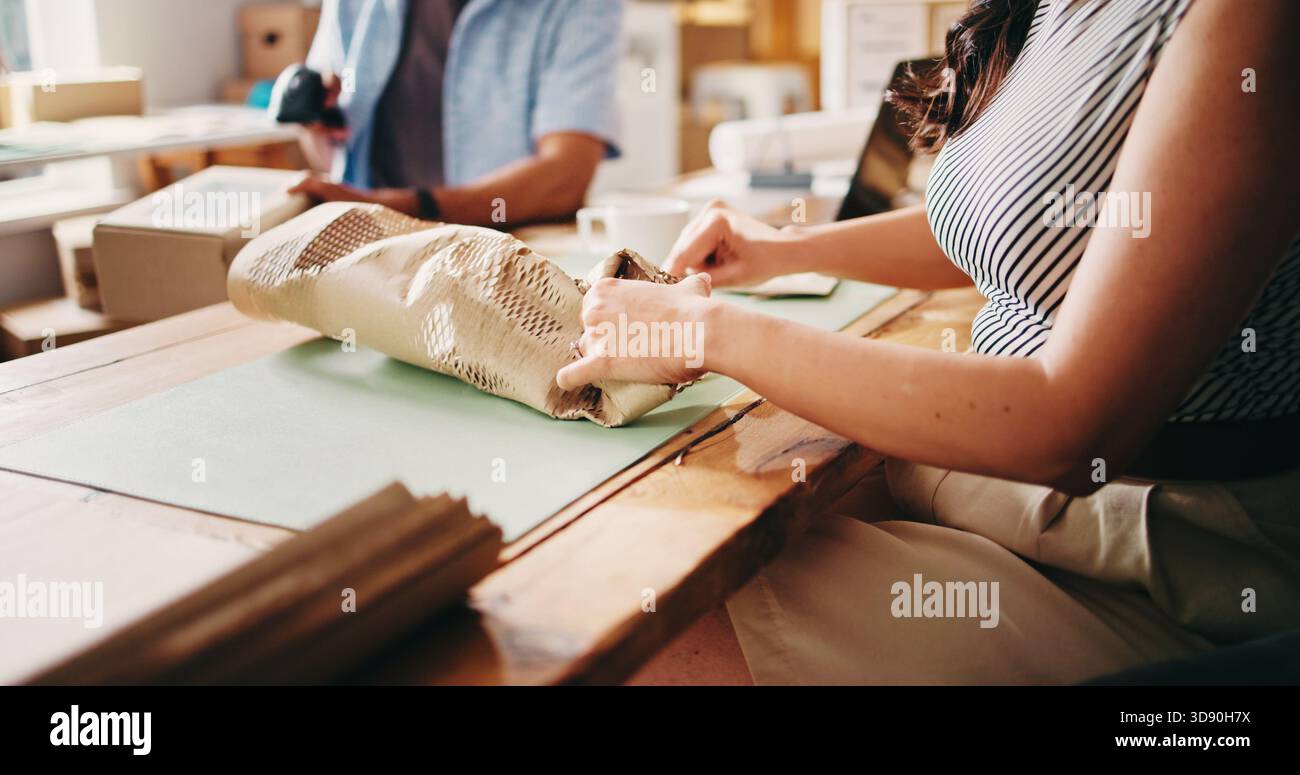 Papier, Verpackung und Hände einer Frau im Büro mit Verteilung für Zustellung, Versand oder Kurierdienst. E-Commerce-, Paket- und Kleinunternehmer mit Stockfoto