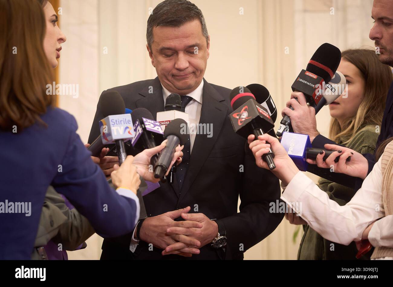 Grindeanu über die Rentenreform der Bolojanischen Magistrate im Parlament, Bukarest, Rumänien Bukarest, Rumänien. 2. Dezember 2025: Sorin Grindeanu, Präsident der Abgeordnetenkammer und Präsident der Sozialdemokratischen Partei PSD, spricht vor der Presse, nachdem der rumänische Premierminister Ilie Bolojan in der gemeinsamen Plenarsitzung des Parlaments die Verantwortung für die Rentenreform der Richter übernommen hatte. Bukarest Rumänien Copyright: XLucianxAlecux Stockfoto