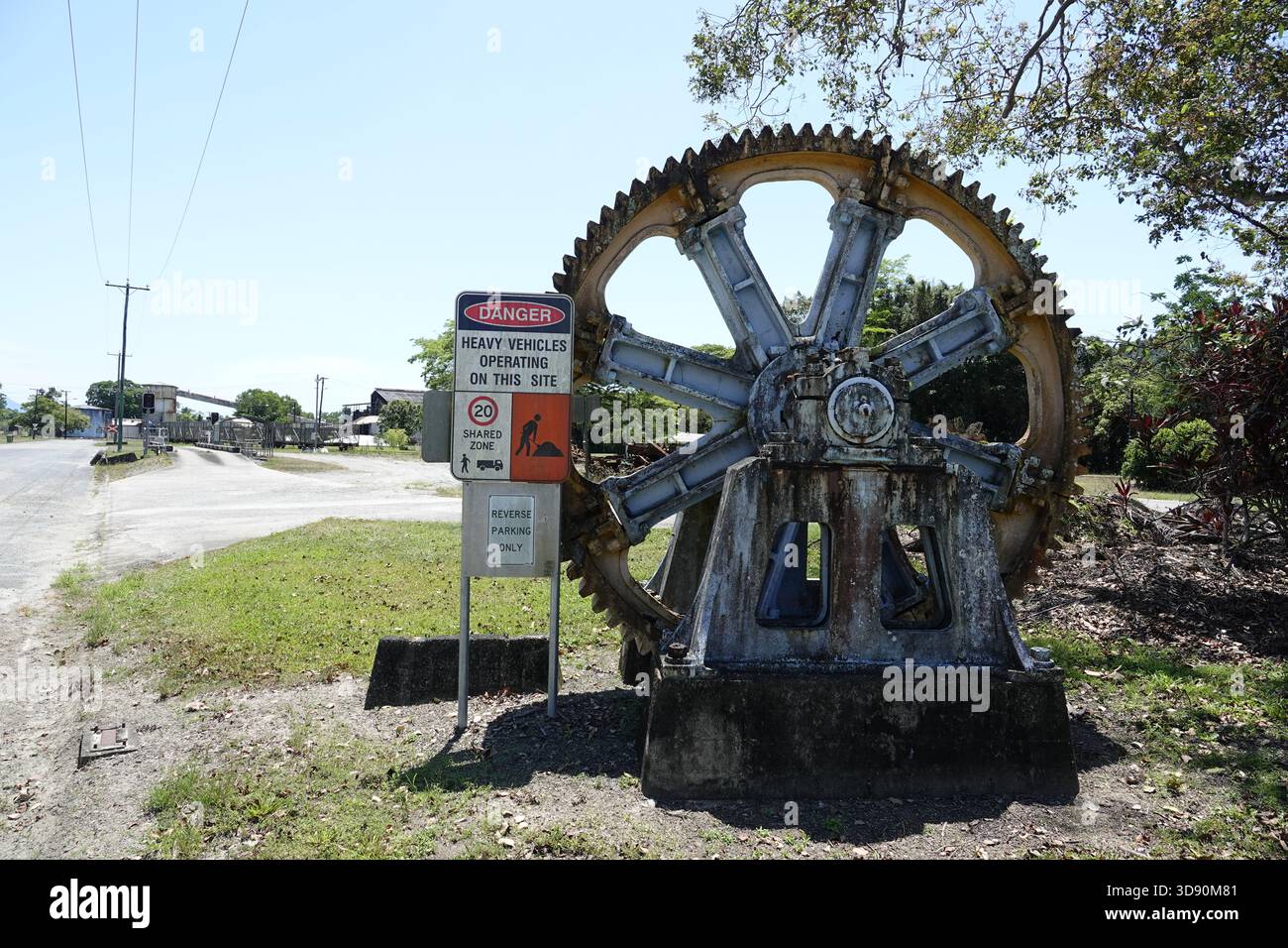Mossman, Queensland, Australien 3. Oktober 2025 Rostendes riesiges Zahnrad außerhalb der baufälligen Zuckerrohrverarbeitungsanlage von Mossman liegt in Ruinen - Stockfoto