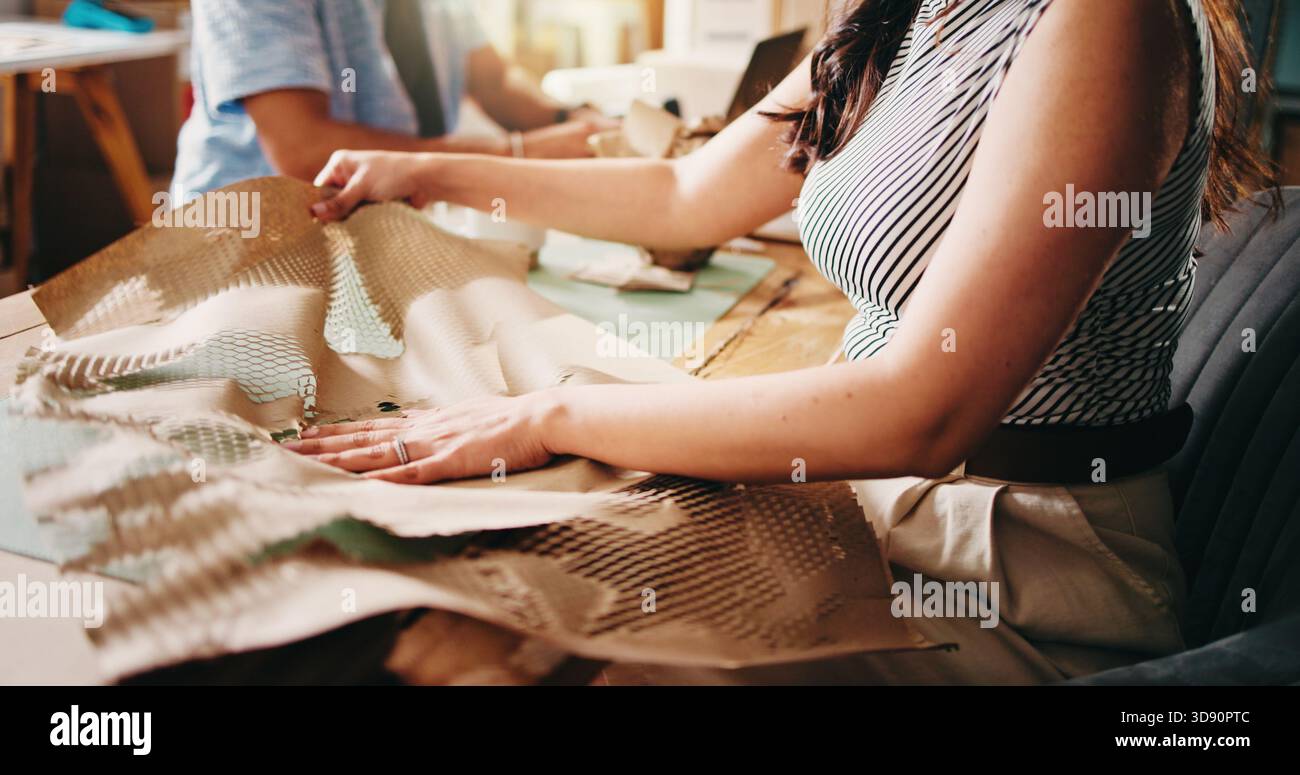 Papier, Verpackung und Hände von Frauen in kleinen Unternehmen mit Verteilung für Lieferung, Versand oder Kurierdienst. E-Commerce, Lieferant oder Eigentümer im Büro für Stockfoto