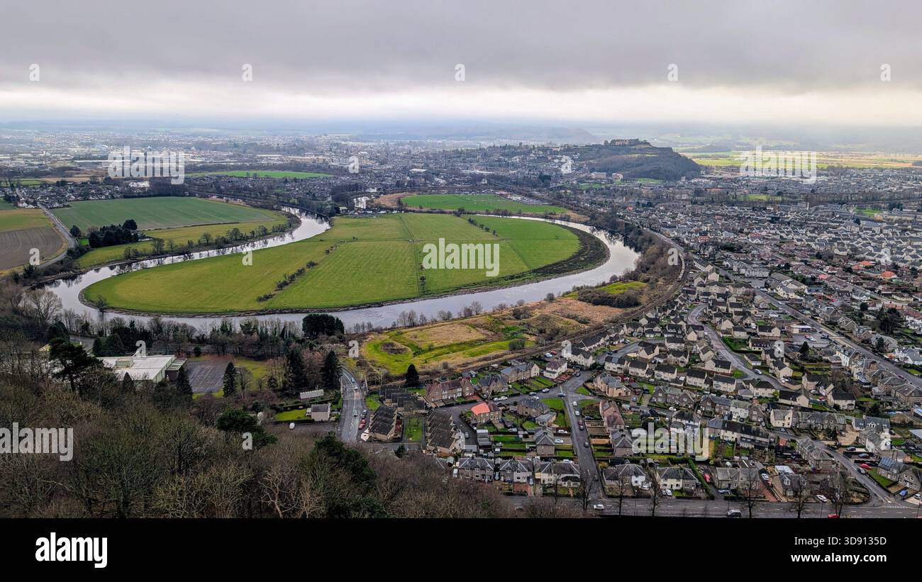 Blick vom Wallace Monument über den Fluss Forth, die Old Bridge und die Stadt Stirling, die sich in einem zeitlosen Highland-Panorama entfaltet Stockfoto