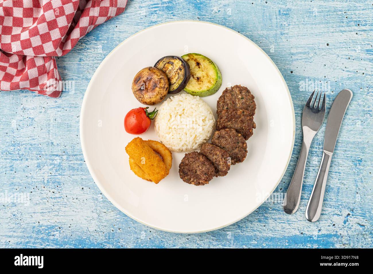 Traditionelle türkische Fleischbällchen mit Reis und Gemüse Stockfoto
