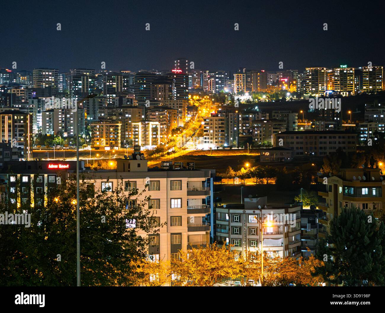 Sanlıurfa, Türkei - November 30 2025: Nächtliche Stadtlandschaft mit modernen Wohngebäuden und beleuchteten Straßen vom Intercity-Busbahnhof aus. Stockfoto