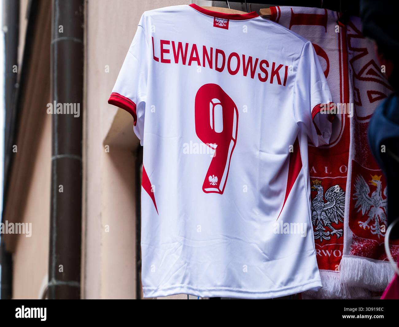 Warschau, Polen, 11. November 2025 Souvenir aus Polen - Robert Lewandowskis polnisches Nationalmannschafts-T-Shirt mit der Nummer 9 Stockfoto