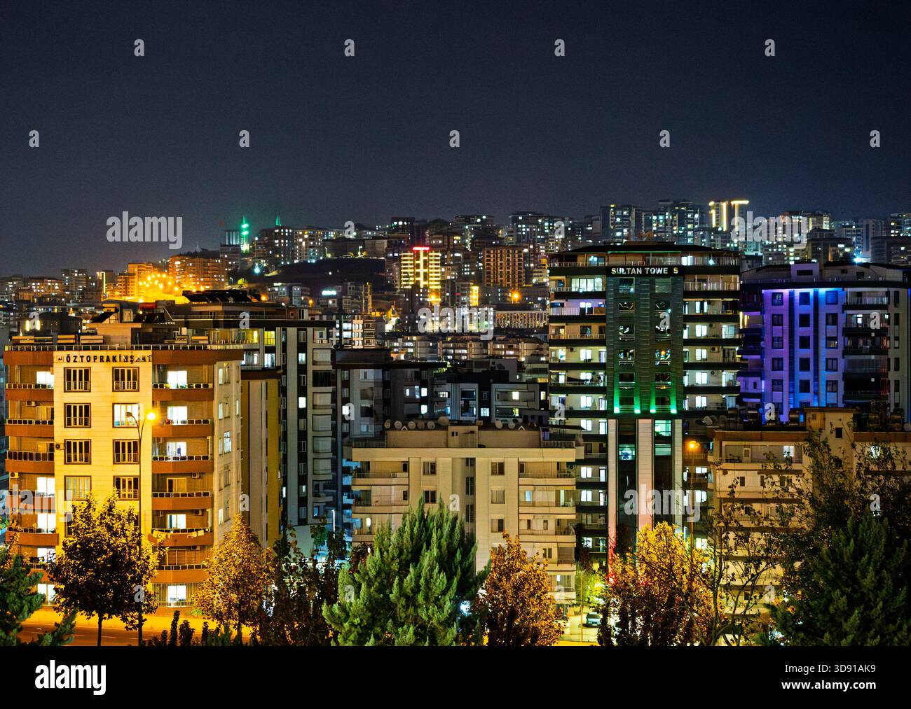 Sanlıurfa, Türkei - November 30 2025: Nächtliche Stadtlandschaft mit modernen Wohngebäuden und beleuchteten Straßen vom Intercity-Busbahnhof aus. Stockfoto