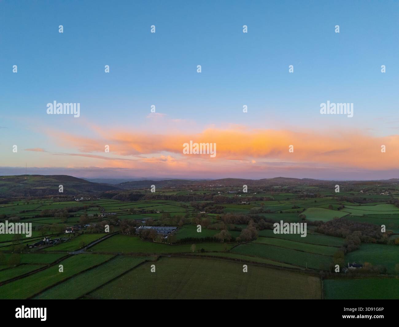 Wetter in Großbritannien: Klarer Himmel hat einen Großteil des Landes bei einstelligen Temperaturen verlassen, wobei für einige Tage Schnee fällt, wie Wetterkarten voraussagen. Der Sonnenaufgang über dem ländlichen Flintshire bot eine dramatische Kulisse mit eindrucksvollen Visualisierungen der sich verändernden Wetterfront am Horizont in der Nähe des Dorfes Lixwm, Flintshire 3. Dezember 2025, Flintshire, Wales ©DGDImages/Alamy Live News Stockfoto
