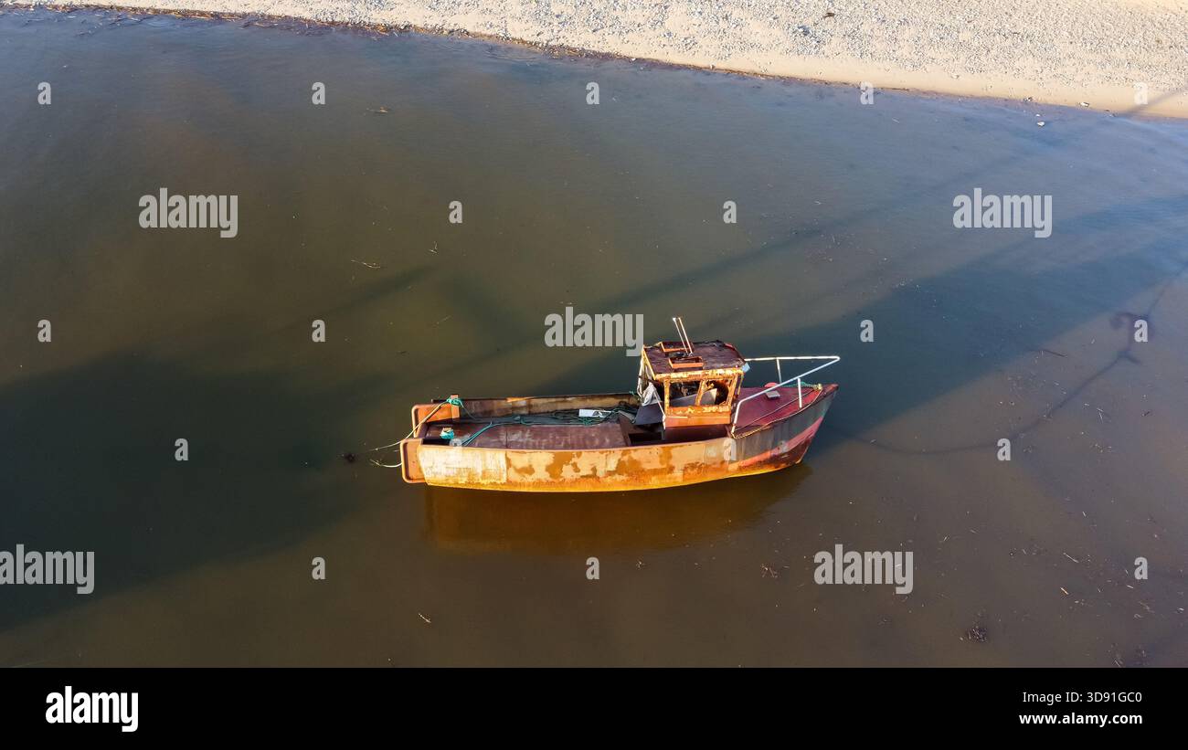 Aus der Vogelperspektive auf ein heruntergekommenes Fischerboot in Barmouth Stockfoto
