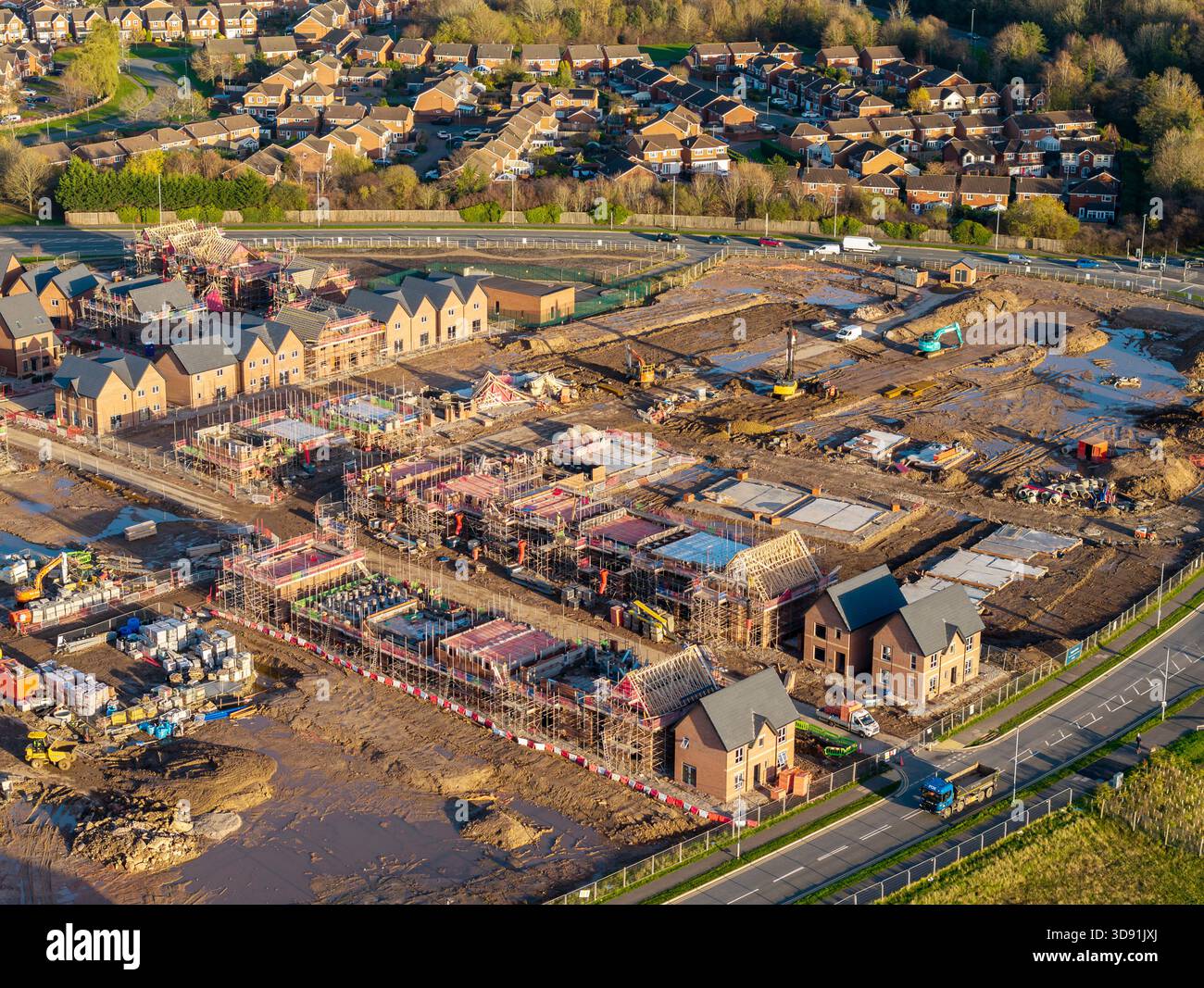WARRINGTON, CHESHIRE, ENGLAND - 17. NOVEMBER 2025: Wohnsiedlung, Häuser im Bau, Bauarbeiten auf dem Gelände, Warr Stockfoto