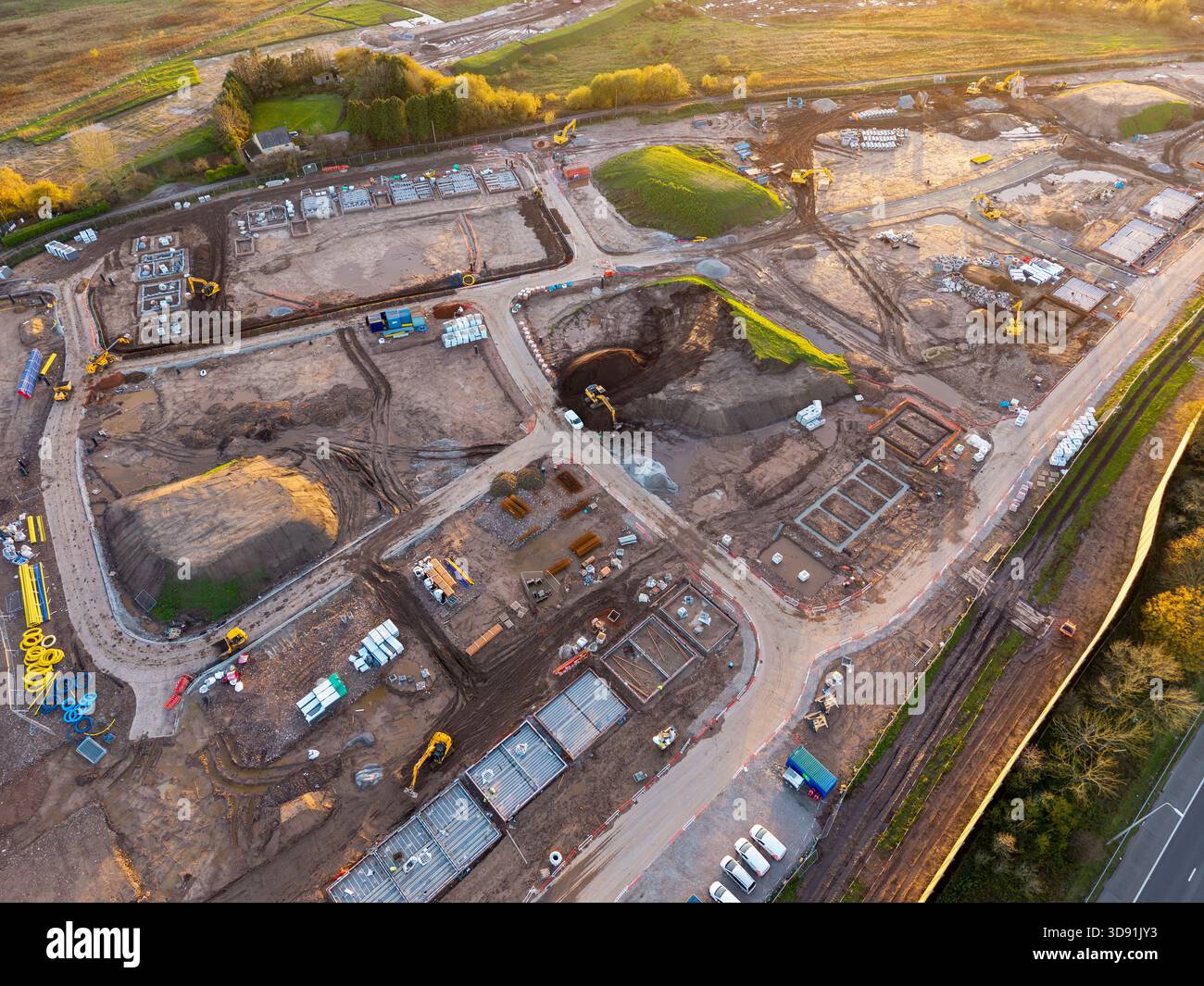 WARRINGTON, CHESHIRE, ENGLAND – 17. NOVEMBER 2025: Baustelle mit Grundmauern für neue Wohnanlagen in England. In der Konstruktionsszene wird der angezeigt Stockfoto