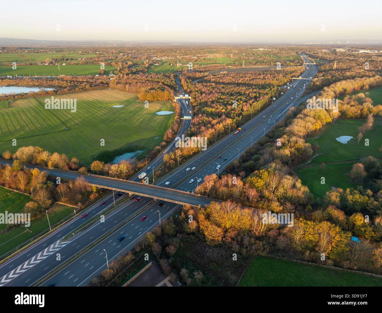 WARRINGTON, CHESHIRE, ENGLAND - 17. NOVEMBER 2025: Luftaufnahme der Autobahn M62, die im Herbst durch Warrington verläuft Stockfoto