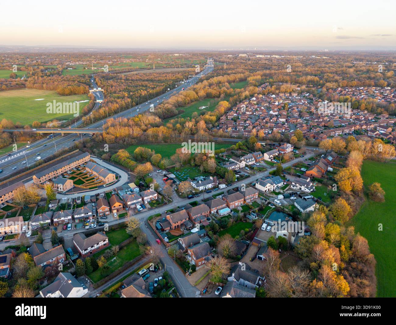 WARRINGTON, CHESHIRE, ENGLAND - 17. NOVEMBER 2025: Luftaufnahme der Vororte von Warrington an der Autobahn M62, Cheshire Stockfoto