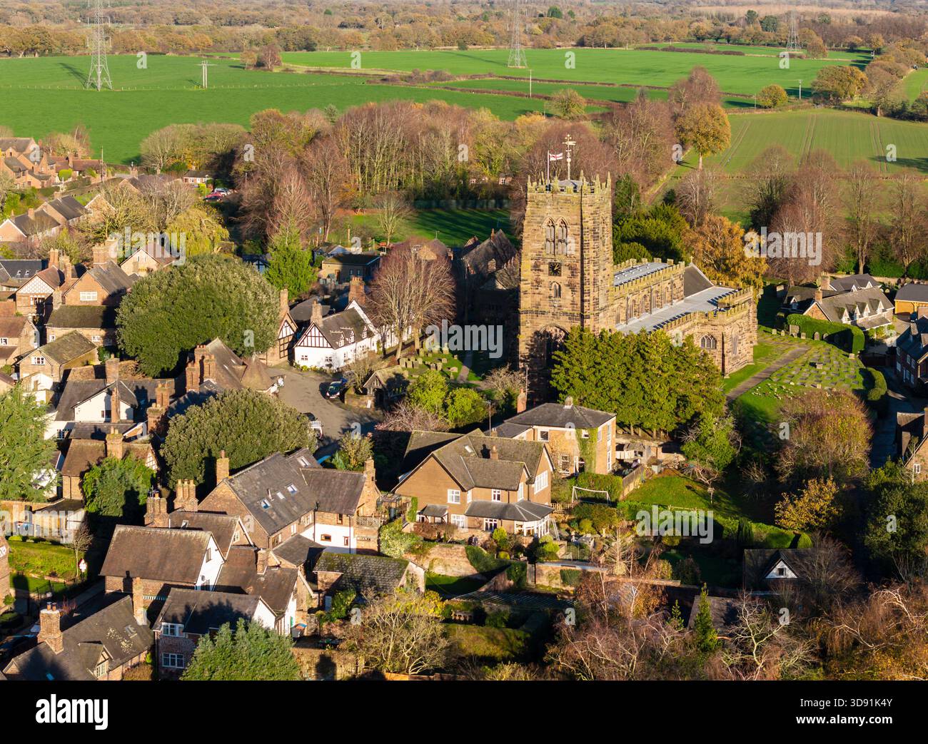 GREAT BUDWORTH, CHESHIRE, ENGLAND - 17. NOVEMBER 2025: Luftaufnahme der Kirche im historischen Dorf Great Budworth in Cheshire, England Stockfoto