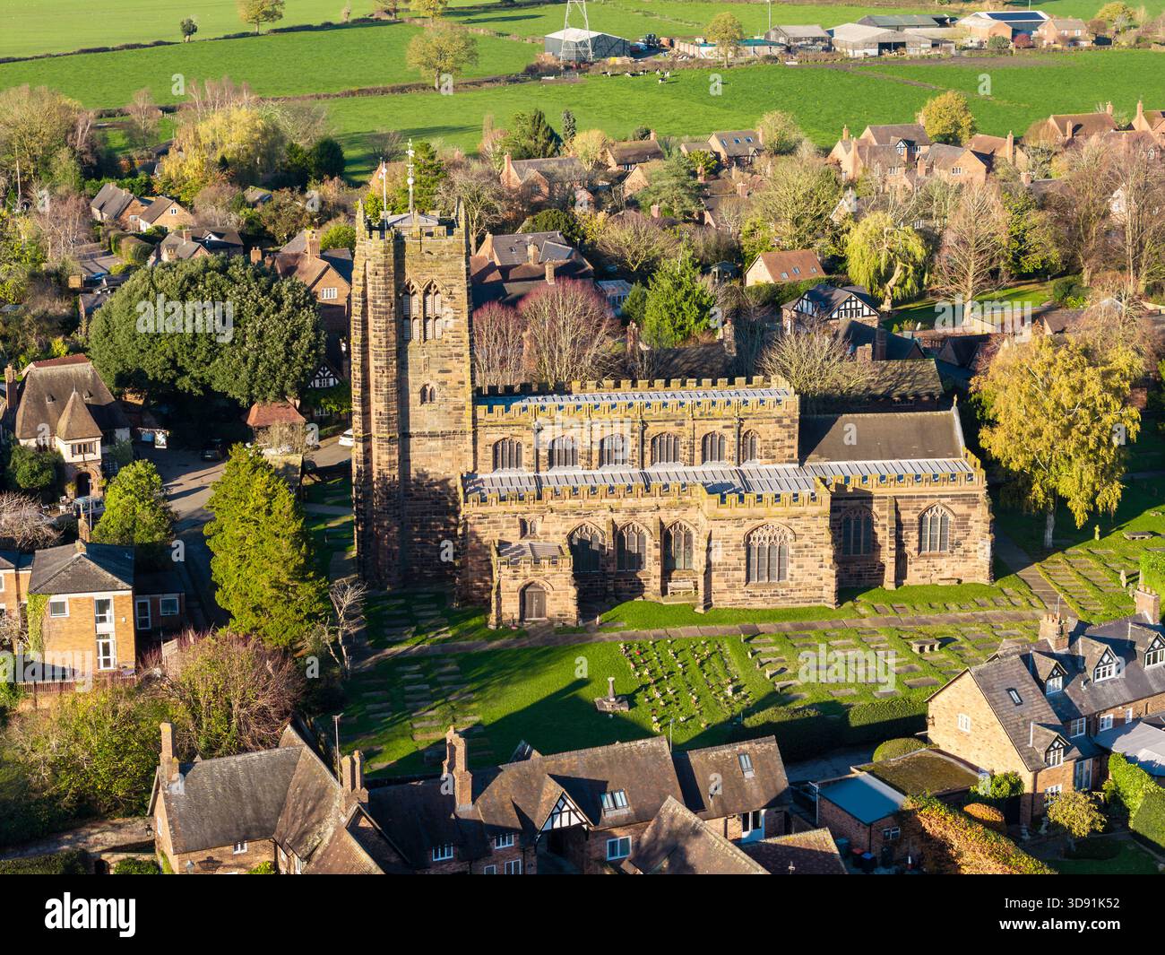 GREAT BUDWORTH, CHESHIRE, ENGLAND - 17. NOVEMBER 2025: Aus der Vogelperspektive zeigt die historische Kirche im Dorf Great Budworth, Cheshire, England Stockfoto