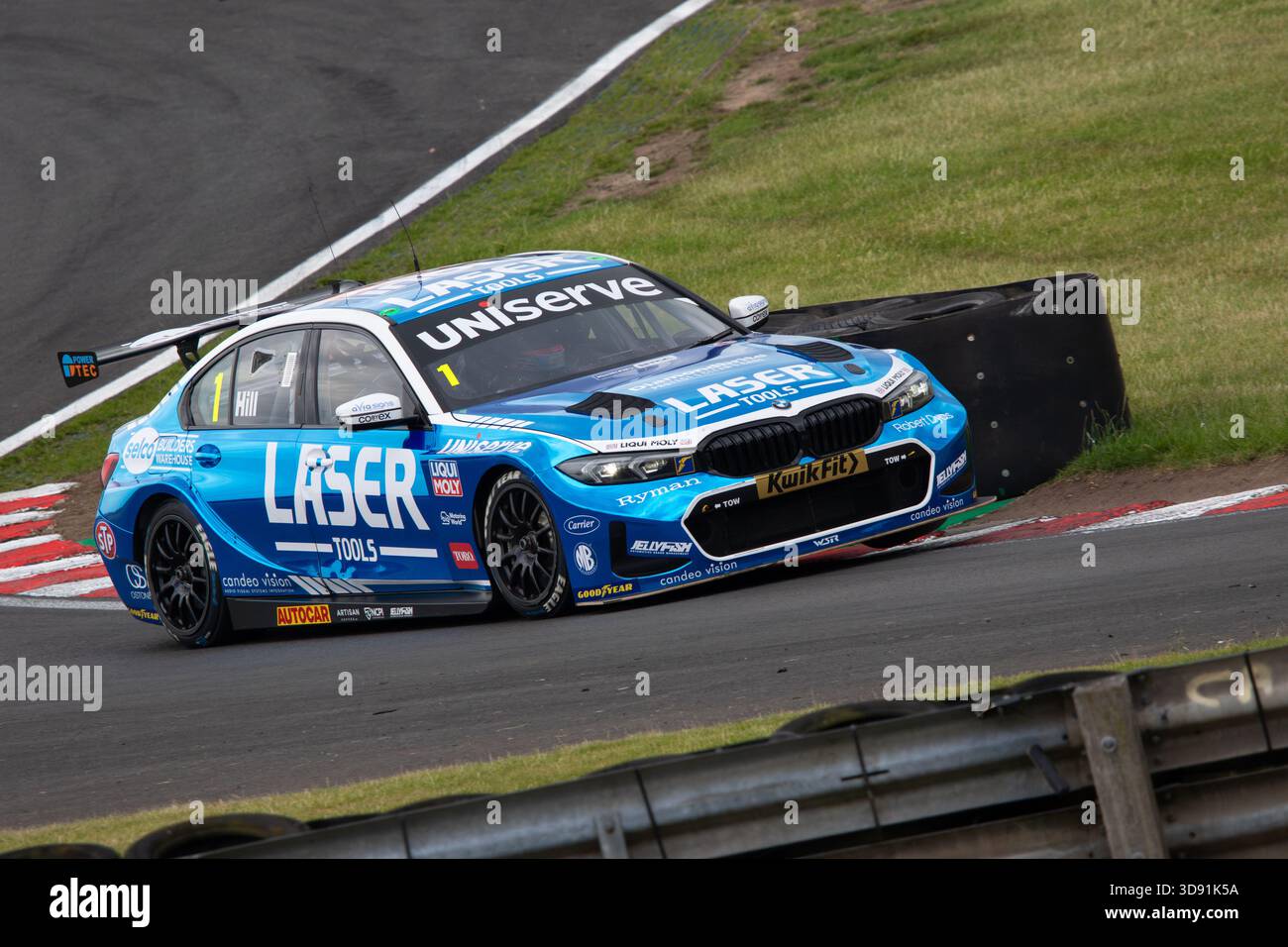 Jack Hill nimmt den Laser Tools Racing BMW aus der Hislops-Ecke im Oulton Park Stockfoto