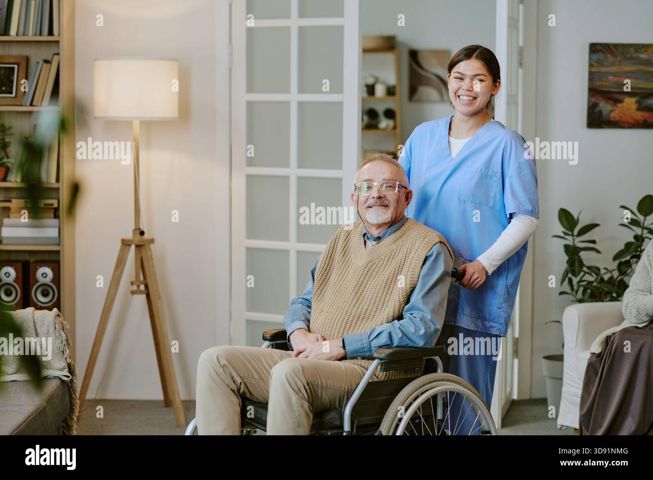 Porträt eines Seniorenmannes mit Behinderung, der mit einer jungen Erwachsenen-Schwester sitzt Stockfoto