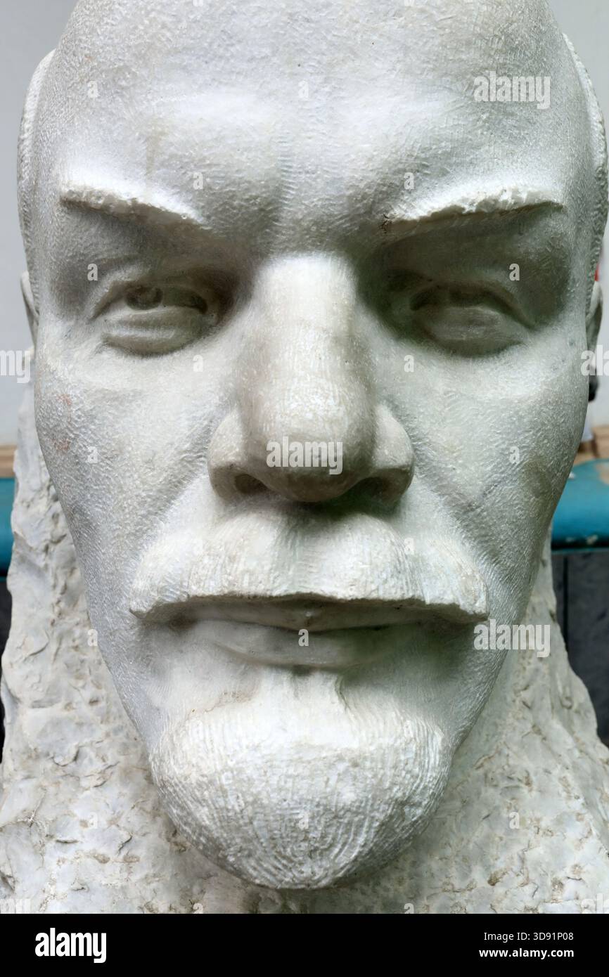 Detaillierte Ansicht eines Vladimir Lenins Gesicht auf einer historischen Büste mit einer antiken Steinskulptur für Kultur- und kunstgeschichtliche Konzepte. Stockfoto