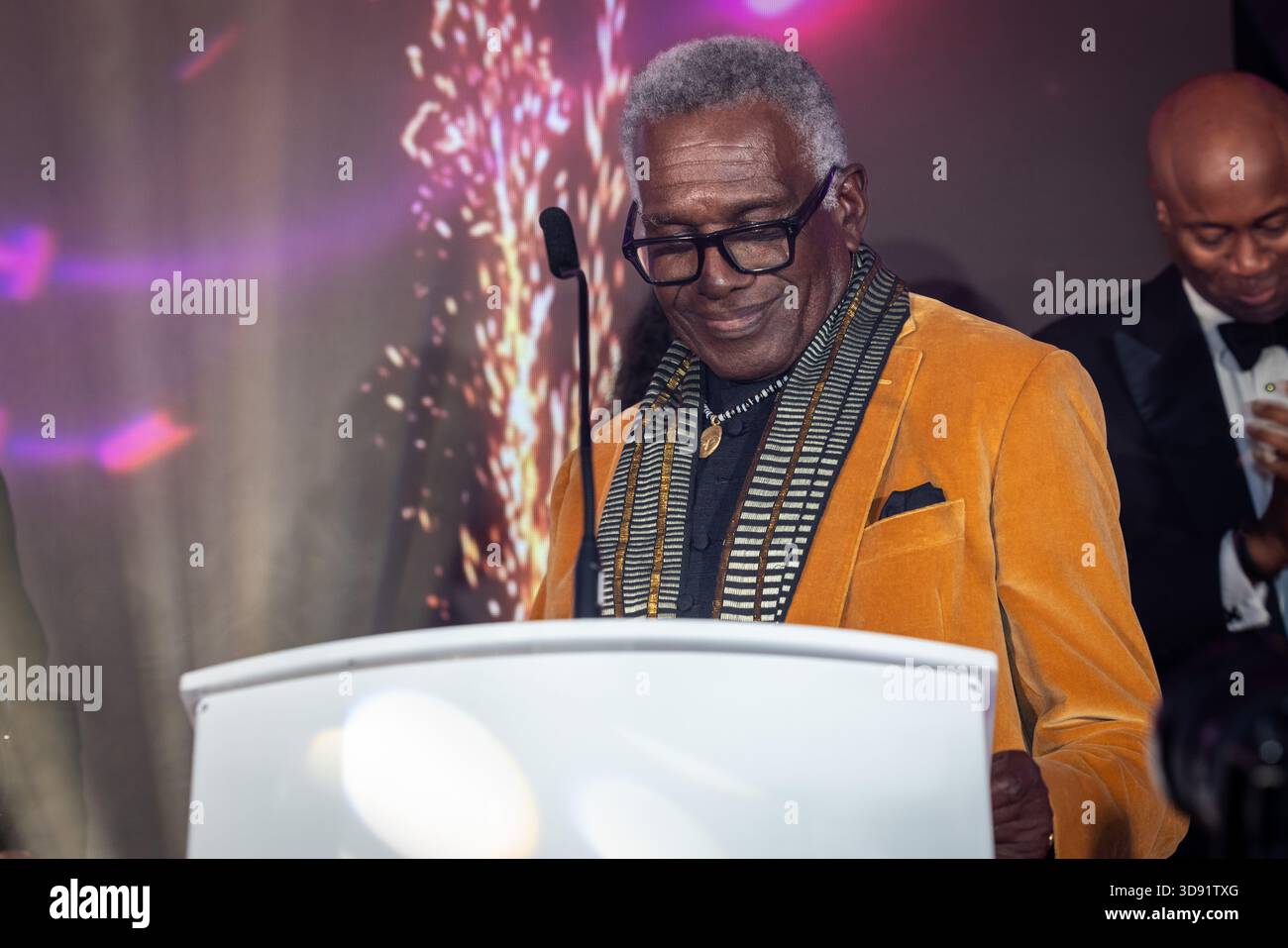 Rudolph Walker erhält einen Preis auf der Bühne bei den MBCC Awards 2025 im Hilton Birmingham Metropole, Großbritannien. Stockfoto