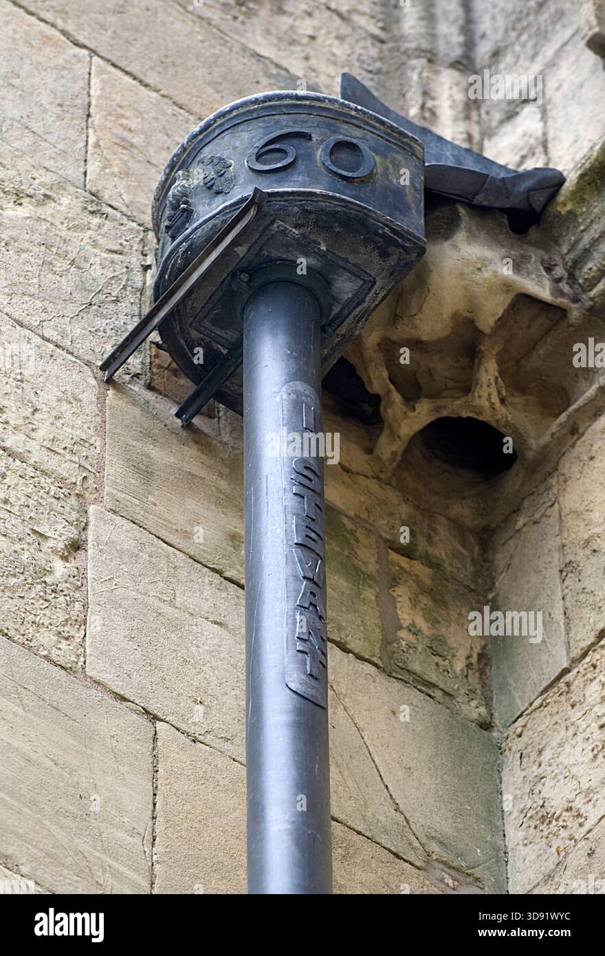 Das Beverley Minster in East Yorkshire ist eine der schönsten gotischen Kirchen Europas und ein Meisterwerk mittelalterlicher Architektur. Sie wurde um 1120 als Augustiner-Stiftskirche begonnen, die ein früheres angelsächsisches Kloster ersetzte, das von St. John of Beverley gegründet wurde, und wurde 1220–1420 weitgehend in strahlenden frühen englischen, dekorierten und rechtwinkligen Stilen umgebaut. Berühmt für seine zwei Westtürme, exquisiten Steinschnitzereien aus dem 14. Jahrhundert (einschließlich musikalischer Engel und Spielfiguren), das hoch aufragende Schiff und den einzigartigen Laufradkran aus dem 16. Jahrhundert, der noch immer in situ ist, ist es mit vielen Kathedralen in Größe und Schönheit konkurrieren. Ein Ort der Pilgerreise für uns Stockfoto
