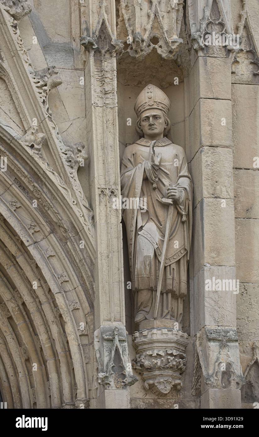 Das Beverley Minster in East Yorkshire ist eine der schönsten gotischen Kirchen Europas und ein Meisterwerk mittelalterlicher Architektur. Sie wurde um 1120 als Augustiner-Stiftskirche begonnen, die ein früheres angelsächsisches Kloster ersetzte, das von St. John of Beverley gegründet wurde, und wurde 1220–1420 weitgehend in strahlenden frühen englischen, dekorierten und rechtwinkligen Stilen umgebaut. Berühmt für seine zwei Westtürme, exquisiten Steinschnitzereien aus dem 14. Jahrhundert (einschließlich musikalischer Engel und Spielfiguren), das hoch aufragende Schiff und den einzigartigen Laufradkran aus dem 16. Jahrhundert, der noch immer in situ ist, ist es mit vielen Kathedralen in Größe und Schönheit konkurrieren. Ein Ort der Pilgerreise für uns Stockfoto