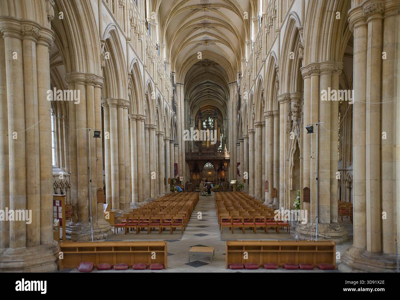 Das Beverley Minster in East Yorkshire ist eine der schönsten gotischen Kirchen Europas und ein Meisterwerk mittelalterlicher Architektur. Sie wurde um 1120 als Augustiner-Stiftskirche begonnen, die ein früheres angelsächsisches Kloster ersetzte, das von St. John of Beverley gegründet wurde, und wurde 1220–1420 weitgehend in strahlenden frühen englischen, dekorierten und rechtwinkligen Stilen umgebaut. Berühmt für seine zwei Westtürme, exquisiten Steinschnitzereien aus dem 14. Jahrhundert (einschließlich musikalischer Engel und Spielfiguren), das hoch aufragende Schiff und den einzigartigen Laufradkran aus dem 16. Jahrhundert, der noch immer in situ ist, ist es mit vielen Kathedralen in Größe und Schönheit konkurrieren. Ein Ort der Pilgerreise für uns Stockfoto