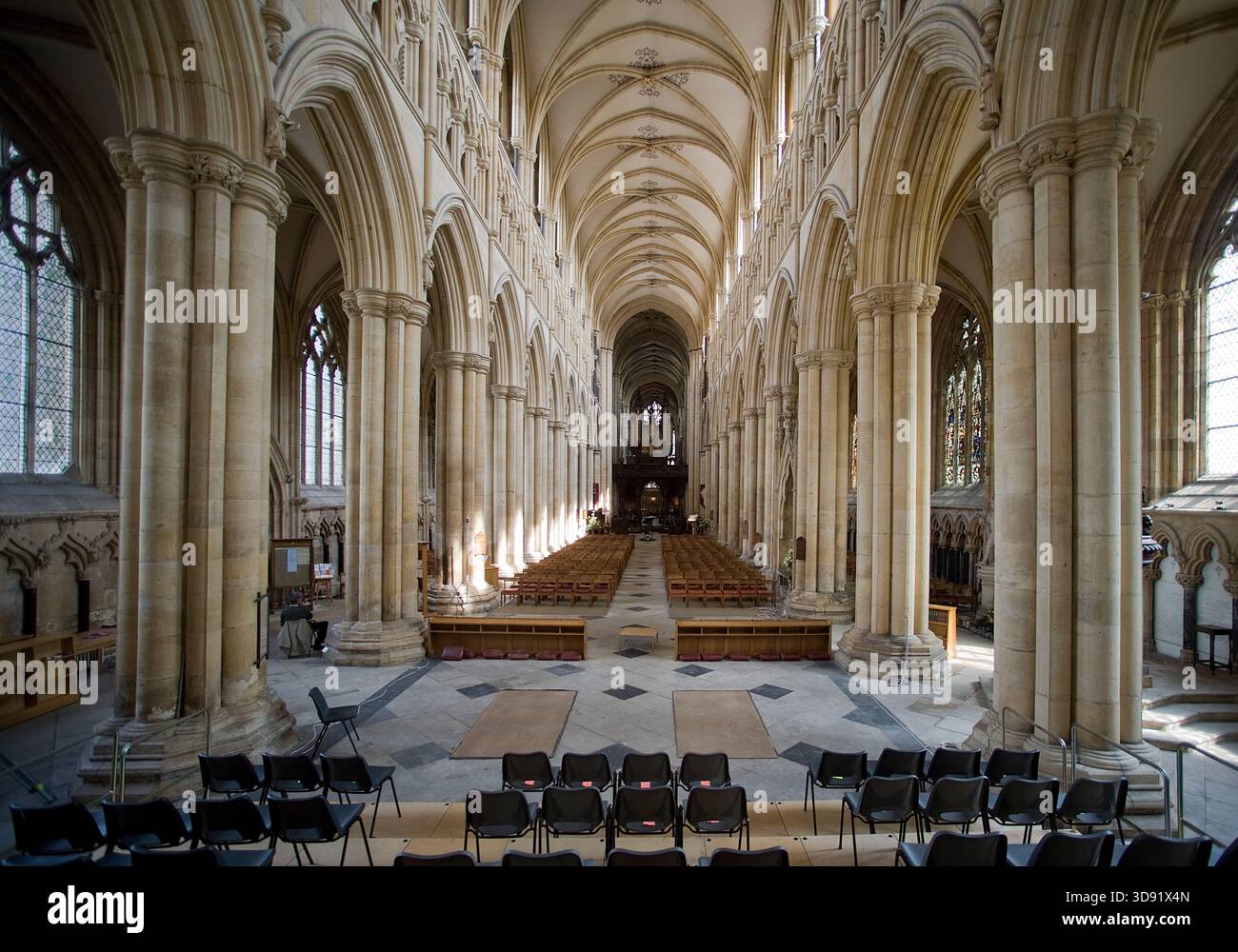 Das Beverley Minster in East Yorkshire ist eine der schönsten gotischen Kirchen Europas und ein Meisterwerk mittelalterlicher Architektur. Sie wurde um 1120 als Augustiner-Stiftskirche begonnen, die ein früheres angelsächsisches Kloster ersetzte, das von St. John of Beverley gegründet wurde, und wurde 1220–1420 weitgehend in strahlenden frühen englischen, dekorierten und rechtwinkligen Stilen umgebaut. Berühmt für seine zwei Westtürme, exquisiten Steinschnitzereien aus dem 14. Jahrhundert (einschließlich musikalischer Engel und Spielfiguren), das hoch aufragende Schiff und den einzigartigen Laufradkran aus dem 16. Jahrhundert, der noch immer in situ ist, ist es mit vielen Kathedralen in Größe und Schönheit konkurrieren. Ein Ort der Pilgerreise für uns Stockfoto