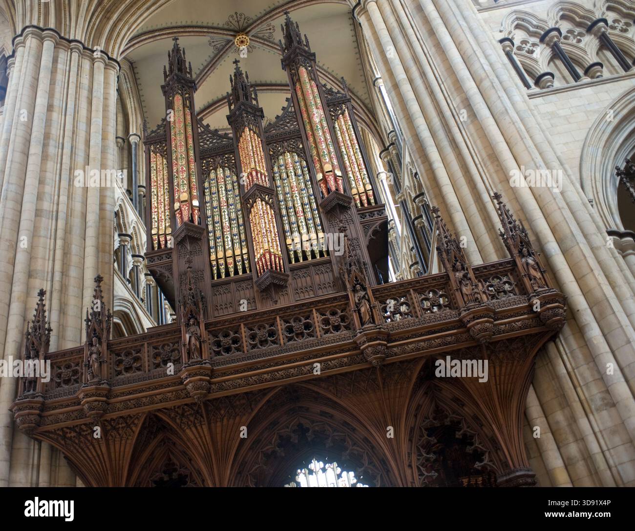 Das Beverley Minster in East Yorkshire ist eine der schönsten gotischen Kirchen Europas und ein Meisterwerk mittelalterlicher Architektur. Sie wurde um 1120 als Augustiner-Stiftskirche begonnen, die ein früheres angelsächsisches Kloster ersetzte, das von St. John of Beverley gegründet wurde, und wurde 1220–1420 weitgehend in strahlenden frühen englischen, dekorierten und rechtwinkligen Stilen umgebaut. Berühmt für seine zwei Westtürme, exquisiten Steinschnitzereien aus dem 14. Jahrhundert (einschließlich musikalischer Engel und Spielfiguren), das hoch aufragende Schiff und den einzigartigen Laufradkran aus dem 16. Jahrhundert, der noch immer in situ ist, ist es mit vielen Kathedralen in Größe und Schönheit konkurrieren. Ein Ort der Pilgerreise für uns Stockfoto