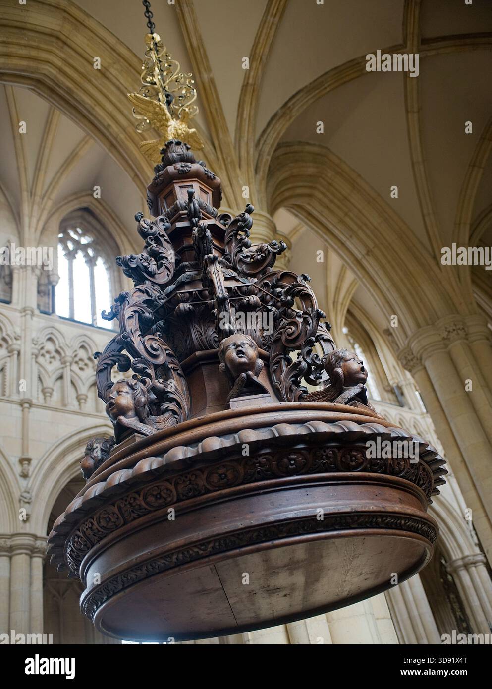 Das Beverley Minster in East Yorkshire ist eine der schönsten gotischen Kirchen Europas und ein Meisterwerk mittelalterlicher Architektur. Sie wurde um 1120 als Augustiner-Stiftskirche begonnen, die ein früheres angelsächsisches Kloster ersetzte, das von St. John of Beverley gegründet wurde, und wurde 1220–1420 weitgehend in strahlenden frühen englischen, dekorierten und rechtwinkligen Stilen umgebaut. Berühmt für seine zwei Westtürme, exquisiten Steinschnitzereien aus dem 14. Jahrhundert (einschließlich musikalischer Engel und Spielfiguren), das hoch aufragende Schiff und den einzigartigen Laufradkran aus dem 16. Jahrhundert, der noch immer in situ ist, ist es mit vielen Kathedralen in Größe und Schönheit konkurrieren. Ein Ort der Pilgerreise für uns Stockfoto