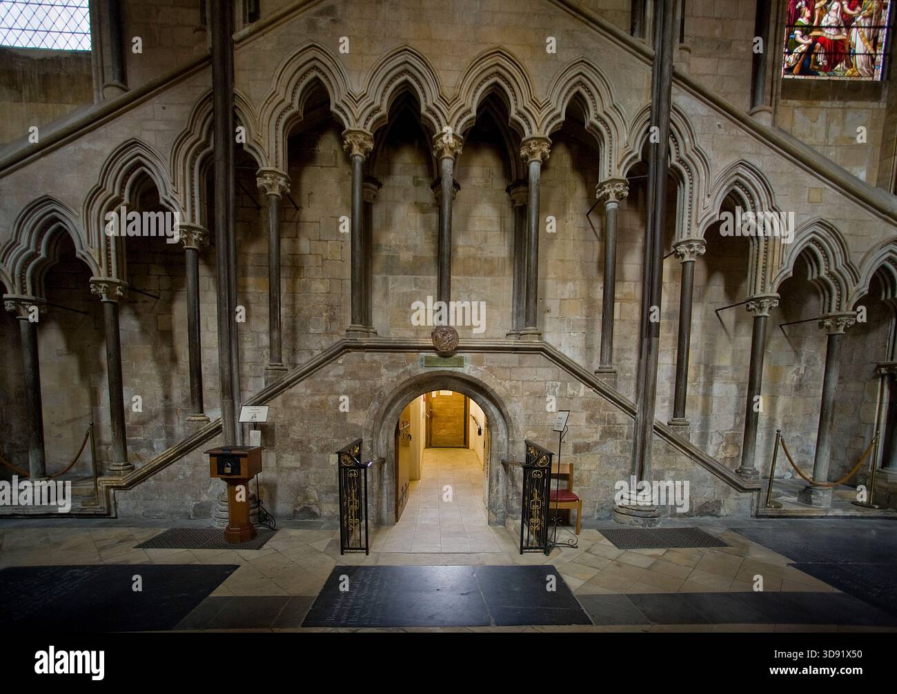 Das Beverley Minster in East Yorkshire ist eine der schönsten gotischen Kirchen Europas und ein Meisterwerk mittelalterlicher Architektur. Sie wurde um 1120 als Augustiner-Stiftskirche begonnen, die ein früheres angelsächsisches Kloster ersetzte, das von St. John of Beverley gegründet wurde, und wurde 1220–1420 weitgehend in strahlenden frühen englischen, dekorierten und rechtwinkligen Stilen umgebaut. Berühmt für seine zwei Westtürme, exquisiten Steinschnitzereien aus dem 14. Jahrhundert (einschließlich musikalischer Engel und Spielfiguren), das hoch aufragende Schiff und den einzigartigen Laufradkran aus dem 16. Jahrhundert, der noch immer in situ ist, ist es mit vielen Kathedralen in Größe und Schönheit konkurrieren. Ein Ort der Pilgerreise für uns Stockfoto
