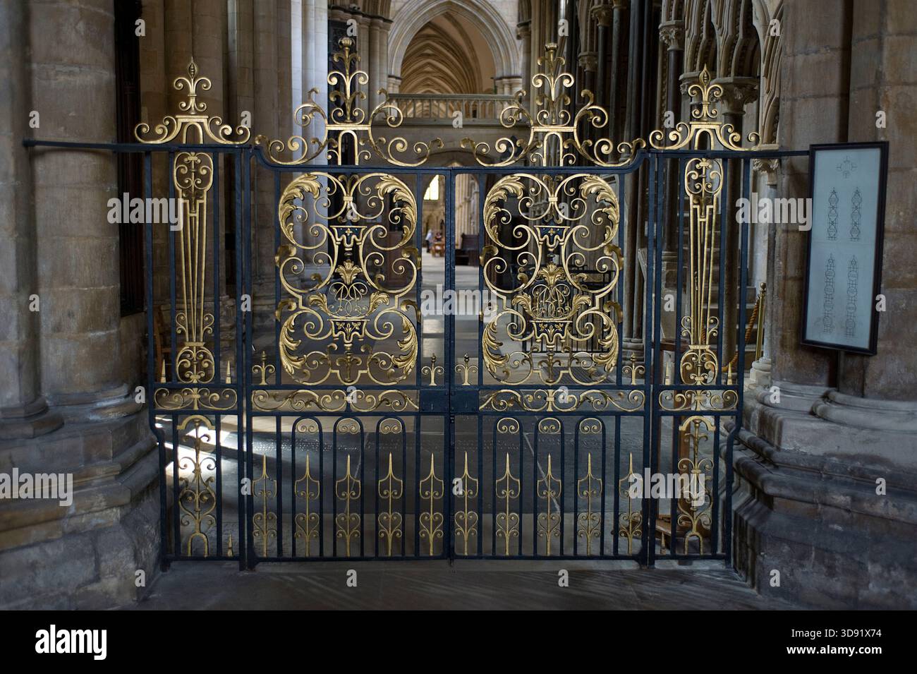 Das Beverley Minster in East Yorkshire ist eine der schönsten gotischen Kirchen Europas und ein Meisterwerk mittelalterlicher Architektur. Sie wurde um 1120 als Augustiner-Stiftskirche begonnen, die ein früheres angelsächsisches Kloster ersetzte, das von St. John of Beverley gegründet wurde, und wurde 1220–1420 weitgehend in strahlenden frühen englischen, dekorierten und rechtwinkligen Stilen umgebaut. Berühmt für seine zwei Westtürme, exquisiten Steinschnitzereien aus dem 14. Jahrhundert (einschließlich musikalischer Engel und Spielfiguren), das hoch aufragende Schiff und den einzigartigen Laufradkran aus dem 16. Jahrhundert, der noch immer in situ ist, ist es mit vielen Kathedralen in Größe und Schönheit konkurrieren. Ein Ort der Pilgerreise für uns Stockfoto