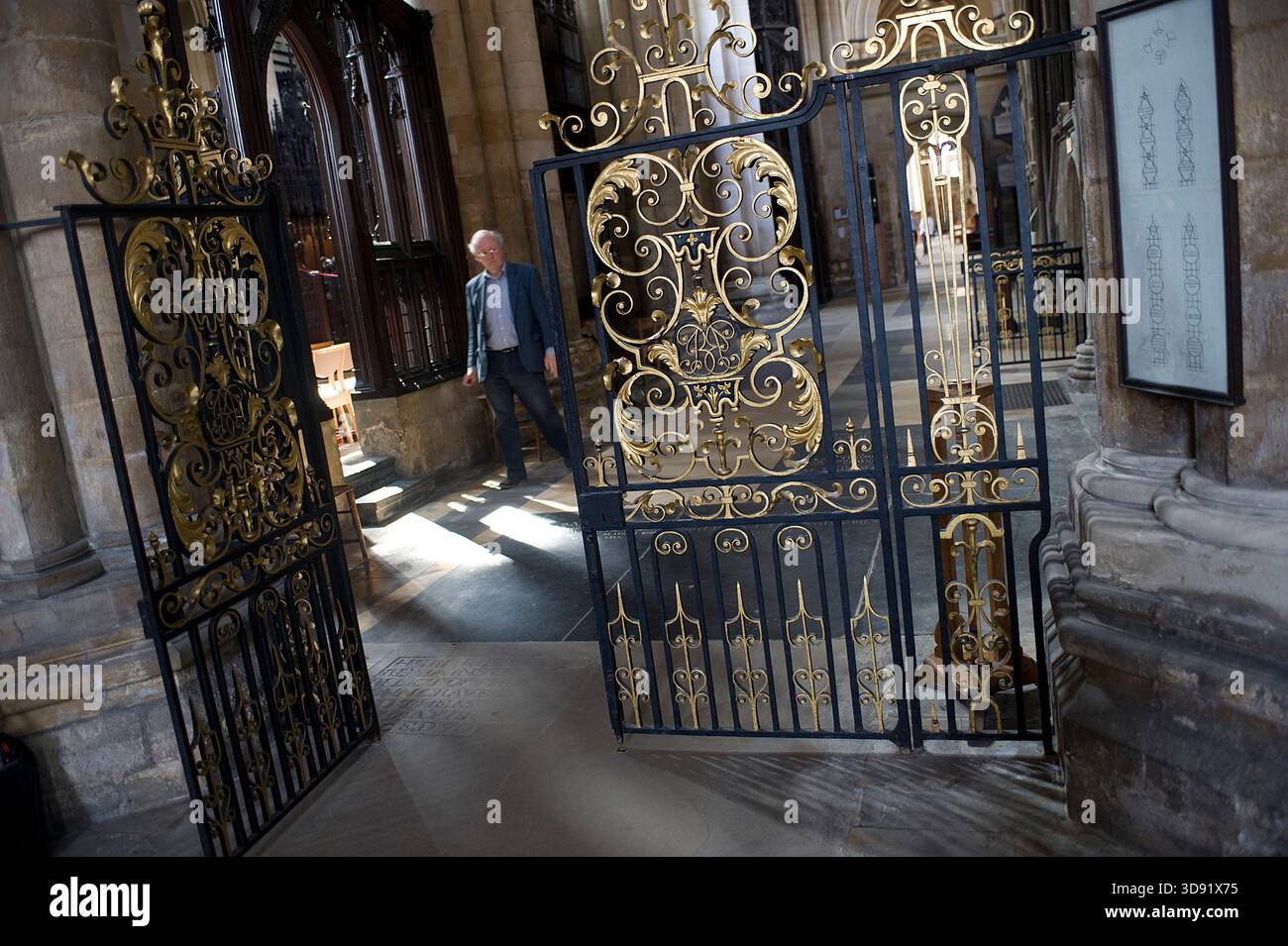 Das Beverley Minster in East Yorkshire ist eine der schönsten gotischen Kirchen Europas und ein Meisterwerk mittelalterlicher Architektur. Sie wurde um 1120 als Augustiner-Stiftskirche begonnen, die ein früheres angelsächsisches Kloster ersetzte, das von St. John of Beverley gegründet wurde, und wurde 1220–1420 weitgehend in strahlenden frühen englischen, dekorierten und rechtwinkligen Stilen umgebaut. Berühmt für seine zwei Westtürme, exquisiten Steinschnitzereien aus dem 14. Jahrhundert (einschließlich musikalischer Engel und Spielfiguren), das hoch aufragende Schiff und den einzigartigen Laufradkran aus dem 16. Jahrhundert, der noch immer in situ ist, ist es mit vielen Kathedralen in Größe und Schönheit konkurrieren. Ein Ort der Pilgerreise für uns Stockfoto