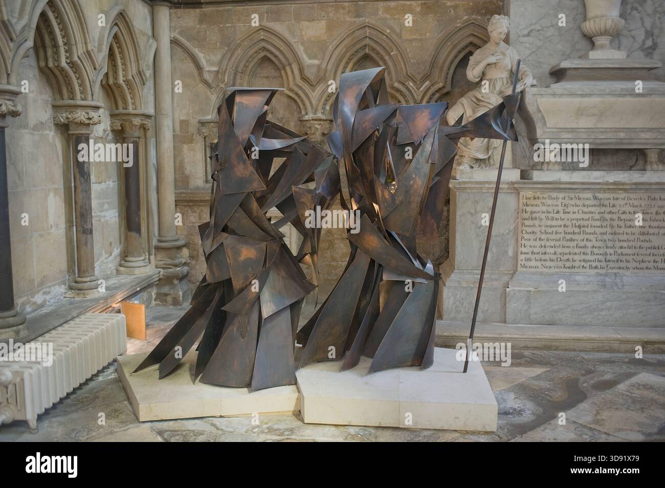 Das Beverley Minster in East Yorkshire ist eine der schönsten gotischen Kirchen Europas und ein Meisterwerk mittelalterlicher Architektur. Sie wurde um 1120 als Augustiner-Stiftskirche begonnen, die ein früheres angelsächsisches Kloster ersetzte, das von St. John of Beverley gegründet wurde, und wurde 1220–1420 weitgehend in strahlenden frühen englischen, dekorierten und rechtwinkligen Stilen umgebaut. Berühmt für seine zwei Westtürme, exquisiten Steinschnitzereien aus dem 14. Jahrhundert (einschließlich musikalischer Engel und Spielfiguren), das hoch aufragende Schiff und den einzigartigen Laufradkran aus dem 16. Jahrhundert, der noch immer in situ ist, ist es mit vielen Kathedralen in Größe und Schönheit konkurrieren. Ein Ort der Pilgerreise für uns Stockfoto