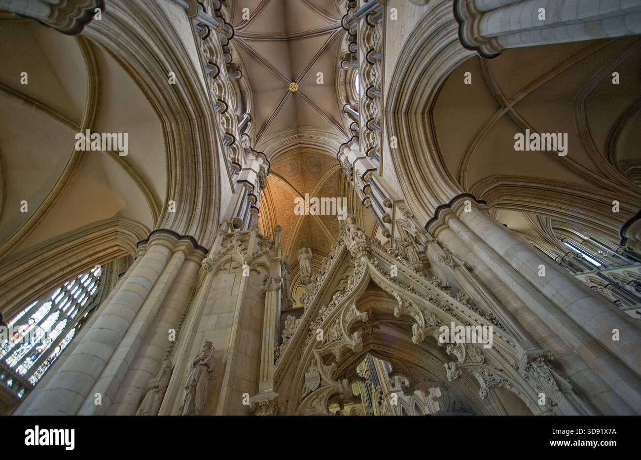 Das Beverley Minster in East Yorkshire ist eine der schönsten gotischen Kirchen Europas und ein Meisterwerk mittelalterlicher Architektur. Sie wurde um 1120 als Augustiner-Stiftskirche begonnen, die ein früheres angelsächsisches Kloster ersetzte, das von St. John of Beverley gegründet wurde, und wurde 1220–1420 weitgehend in strahlenden frühen englischen, dekorierten und rechtwinkligen Stilen umgebaut. Berühmt für seine zwei Westtürme, exquisiten Steinschnitzereien aus dem 14. Jahrhundert (einschließlich musikalischer Engel und Spielfiguren), das hoch aufragende Schiff und den einzigartigen Laufradkran aus dem 16. Jahrhundert, der noch immer in situ ist, ist es mit vielen Kathedralen in Größe und Schönheit konkurrieren. Ein Ort der Pilgerreise für uns Stockfoto