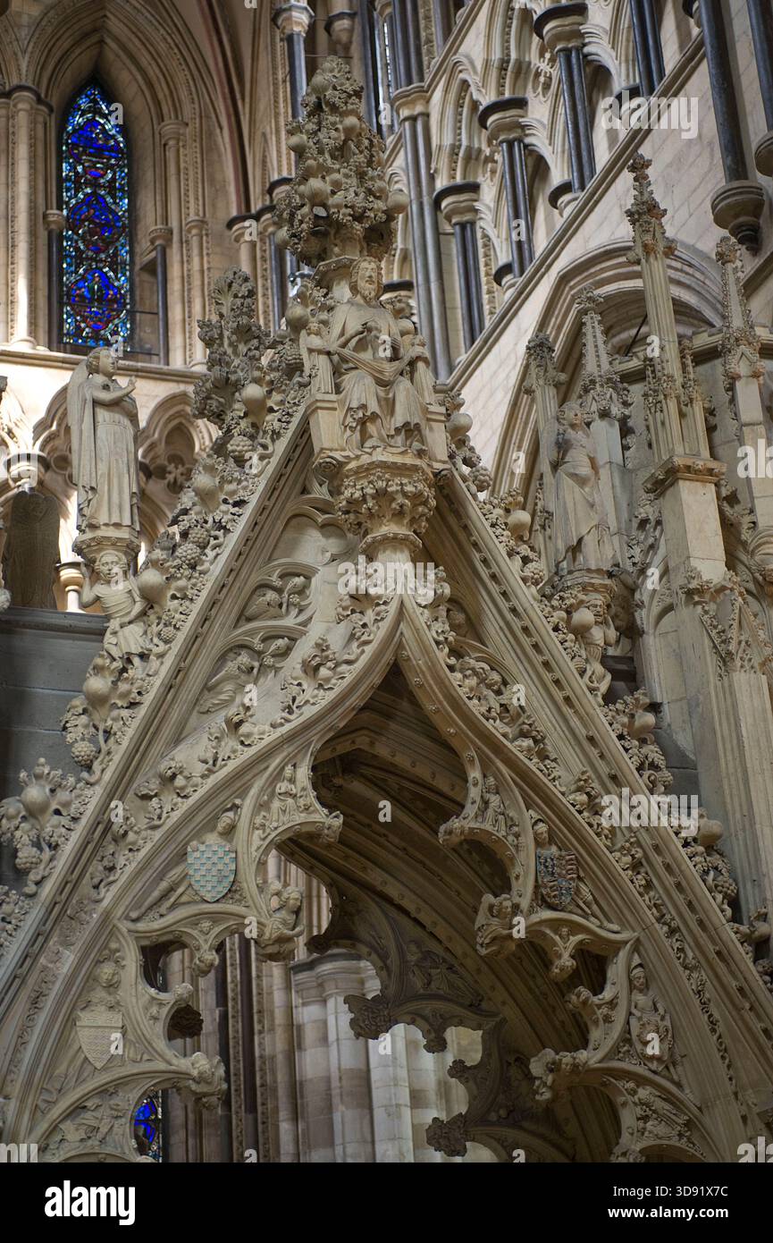 Das Beverley Minster in East Yorkshire ist eine der schönsten gotischen Kirchen Europas und ein Meisterwerk mittelalterlicher Architektur. Sie wurde um 1120 als Augustiner-Stiftskirche begonnen, die ein früheres angelsächsisches Kloster ersetzte, das von St. John of Beverley gegründet wurde, und wurde 1220–1420 weitgehend in strahlenden frühen englischen, dekorierten und rechtwinkligen Stilen umgebaut. Berühmt für seine zwei Westtürme, exquisiten Steinschnitzereien aus dem 14. Jahrhundert (einschließlich musikalischer Engel und Spielfiguren), das hoch aufragende Schiff und den einzigartigen Laufradkran aus dem 16. Jahrhundert, der noch immer in situ ist, ist es mit vielen Kathedralen in Größe und Schönheit konkurrieren. Ein Ort der Pilgerreise für uns Stockfoto
