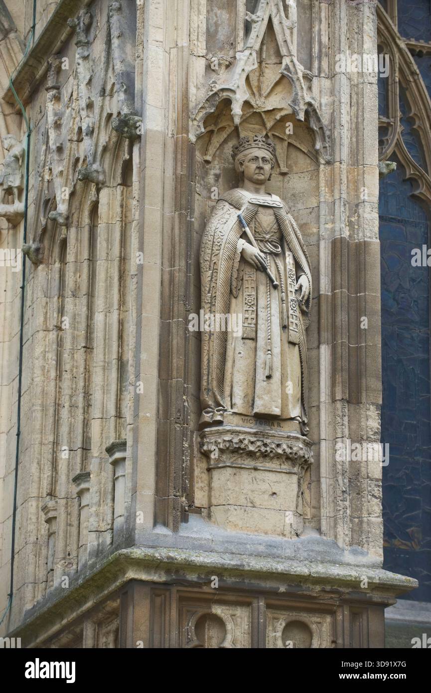 Das Beverley Minster in East Yorkshire ist eine der schönsten gotischen Kirchen Europas und ein Meisterwerk mittelalterlicher Architektur. Sie wurde um 1120 als Augustiner-Stiftskirche begonnen, die ein früheres angelsächsisches Kloster ersetzte, das von St. John of Beverley gegründet wurde, und wurde 1220–1420 weitgehend in strahlenden frühen englischen, dekorierten und rechtwinkligen Stilen umgebaut. Berühmt für seine zwei Westtürme, exquisiten Steinschnitzereien aus dem 14. Jahrhundert (einschließlich musikalischer Engel und Spielfiguren), das hoch aufragende Schiff und den einzigartigen Laufradkran aus dem 16. Jahrhundert, der noch immer in situ ist, ist es mit vielen Kathedralen in Größe und Schönheit konkurrieren. Ein Ort der Pilgerreise für uns Stockfoto