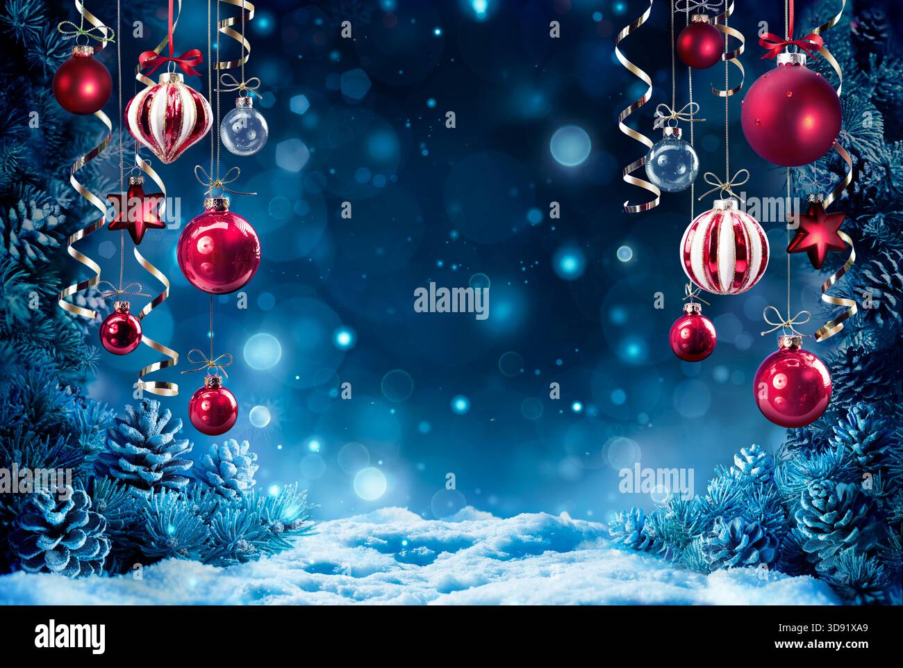 Weihnachtsnacht - Rote Kugeln Hängen Mit Schnee- Und Tannenzweigen Im Winter Abstrakter Blauer Hintergrund Stockfoto